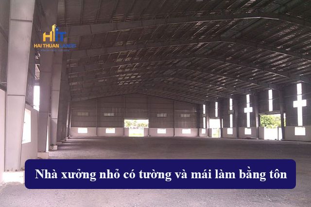 Nhà xưởng có tường và mái làm bằng tôn